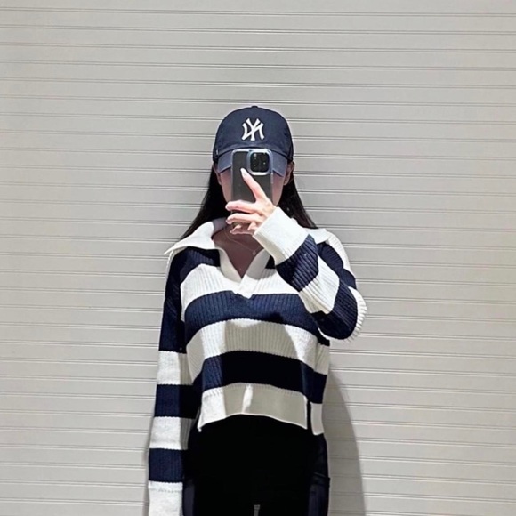 Abercrombie & Fitch - Picture 1 of 2